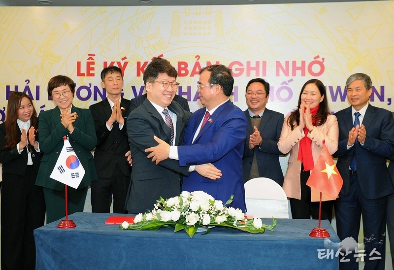 황인국 수원시 제2부시장(왼쪽), 웬 민 훙 하이즈엉성 부위원장이 양해각서 체결 후 함께하고 있다.<br>
