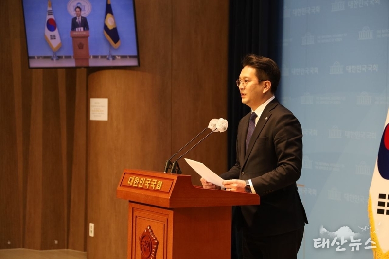 당의 요청에 따라 선당후사 하겠습니다. 선배들은 공천에 반발해 당을 버리고 떠났지만, 저는 오로지 민주당의 총선승리를 위해 당을 지키겠습니다.