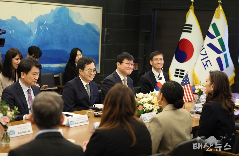 김동연 지사, 7일 경기도 방문한 그레첸 휘트머 미시간 주지사와 도담소에서 면담
