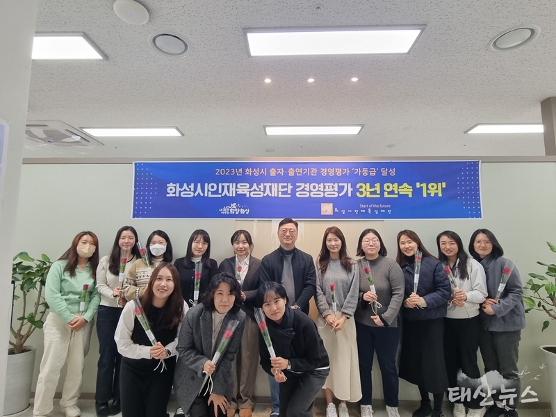 화성시인재육성재단(대표이사 임선일)은 8일 세계 여성의 날을 맞아 여성 직원들에게 장미꽃을 나누며 의미를 되새기는 시간을 가졌다. 