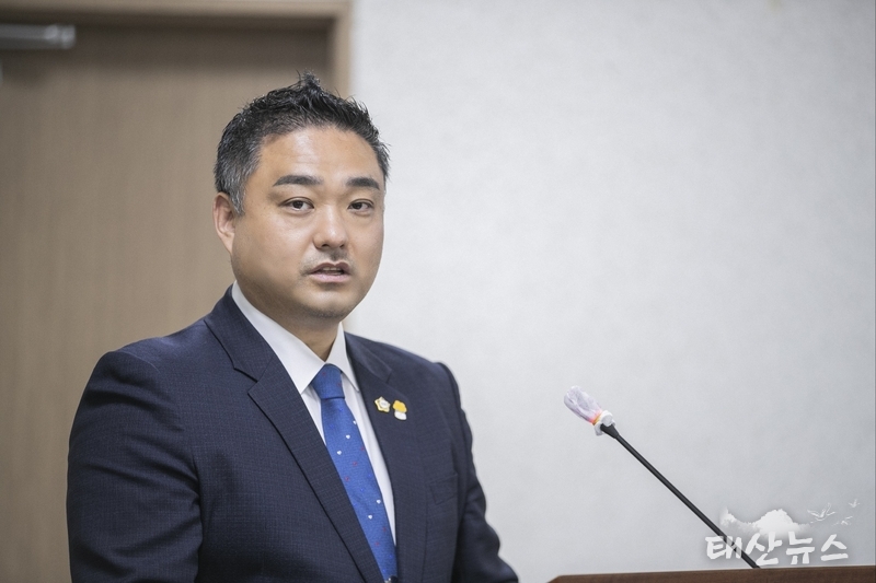 화성시의회 김상균 의원이 「화성시 흡연 피해방지 조례 일부개정조례안」에 대해 제안설명을 하고 있다.