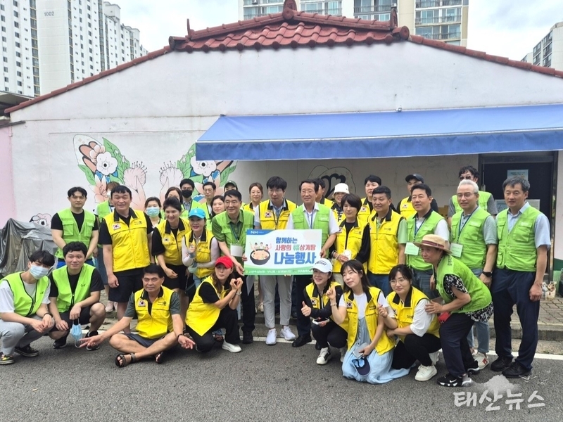 경기농협(본부장 박옥래)과 고양축협(조합장 유완식)은 나눔축산운동본부 경기도지부(지부장 이덕우 ‧ 남양주축협조합장)와 공동으로 27일 (사)장애인권익협회 고양시지부에서“사랑의 福”삼계탕 나눔행사를 진행하였다.