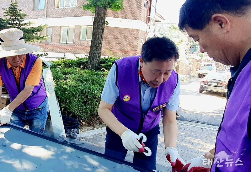 밝은사회 수원클럽이 영통구 관내 산드래미경로당, 방충망 교체 작업을 하고 있다.