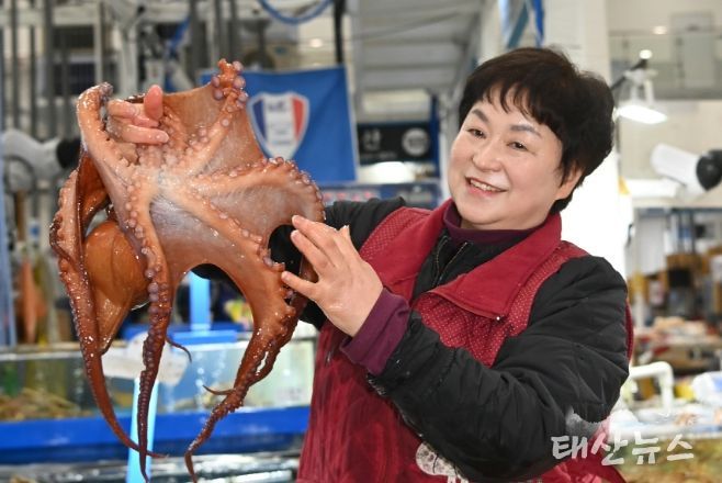 30년 동안 수산물 가게를 운영한 한춘애씨.