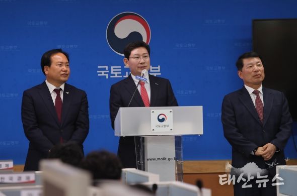 지난 11월 15일 세종시 국토교통부 청사에서 공공주택지구 지정 계획이 발표된 가운데 이상일 용인특례시장이 기자들의 질의에 답변하고 있다.