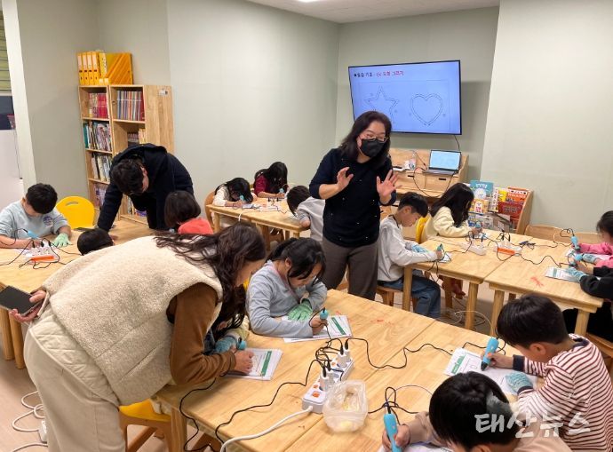 수지도서관의 찾아가는 디지털 창작소 프로그램 운영 모습. 사진은 어린이들이 3D펜으로 책갈피를 만들고 있는 모습.
