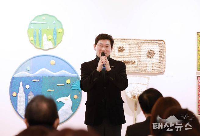 이상일 용인특례시장이 안젤리미술관 자선전시회에서 인사말을 하고 있다