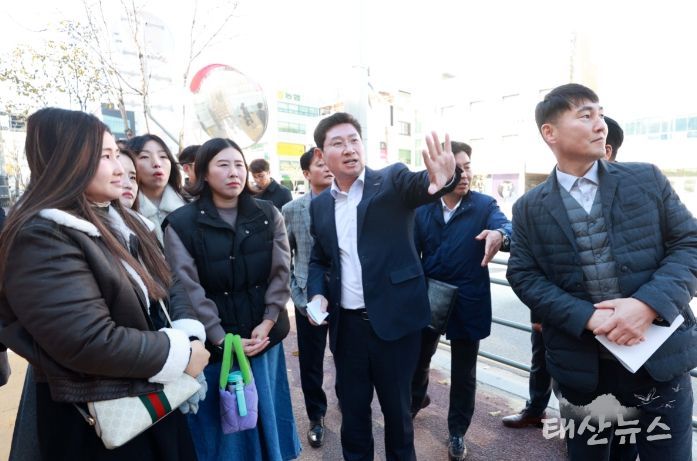 이상일 용인특례시장이 지난해 11월 13일 역북초등학교를 찾아 후문 앞 인도의 통학환경을 확인하고 안전 조치를 지시했다.