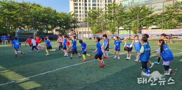 기흥구가 생활체육 프로그램을 운영한다. 유소년 풋살 프로그램 운영 모습