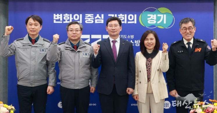 지난 2일 용인소방서에서 안전문화살롱이 열렸다. 사진은 왼쪽부터 이종길 (전)용인서부경찰서장, 김경진 (전)용인동부경찰서장, 이상일 용인특례시장, 김희정 용인교육지원청교육장, 안기승 용인소방서장