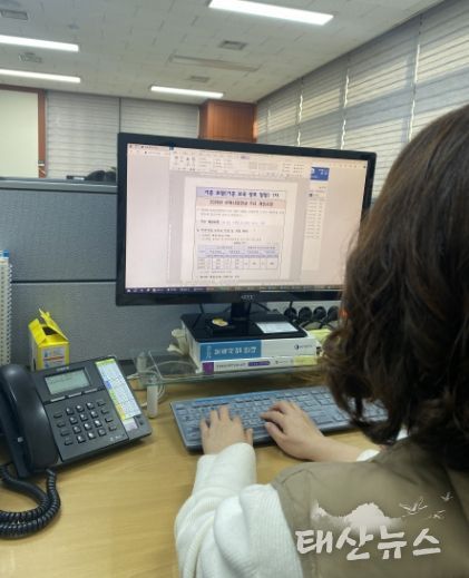 기흥구 관계자가 기흥보람 소식지를 작성하고 있다