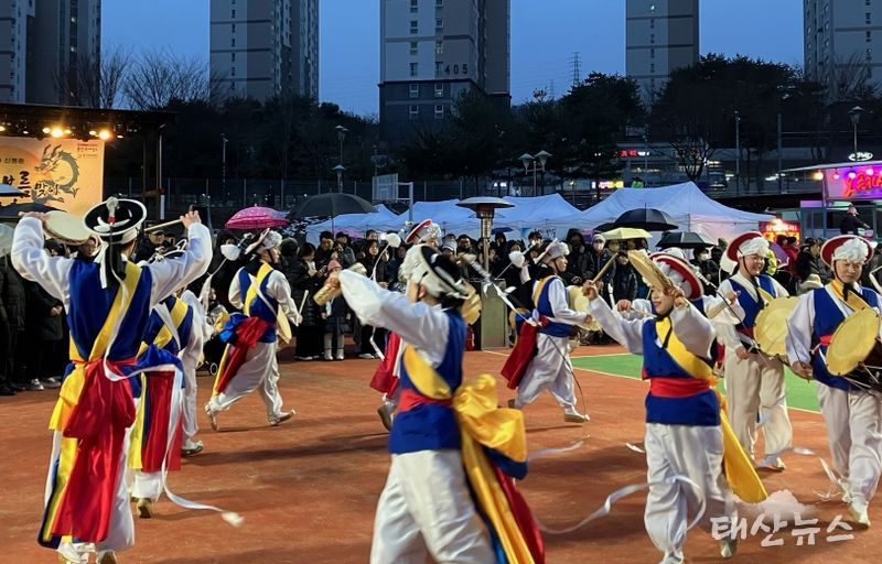 수지구 신봉동에선 정월대보름 맞이 민속축제가 지난 24일 신봉 체육공원에서 열렸다. 사진은 농악단 공연.