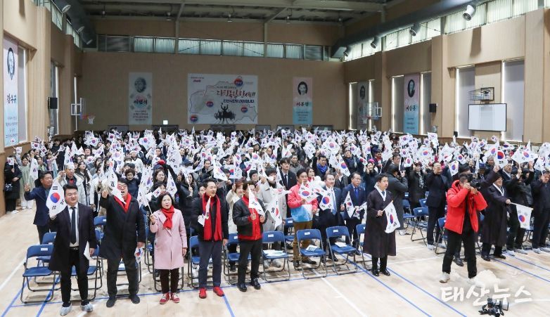 안산시의회 의원들이 1일 안산초등학교에서 열린 ‘제105주년 3·1절 기념식’에 참석했다.