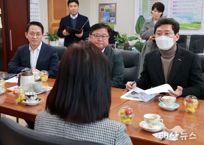 이상일 용인특례시장이 지난 7일 청덕초등학교를 방문해 교육 발전 방안과 학생들의 안전한 통학환경 조성에 대해 논의했다.