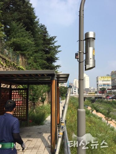 용인특례시 수지구에 설치된 포충기 모습