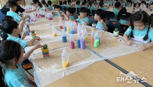 용인특례시가 농촌테마파크에서 다양한 농촌활동을 체험한 단체를 모집한다. 사진은 지난해 한 어린이 체험단이 테라리움 만들기를 체험하는 모습