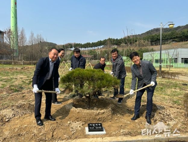 화성시환경재단, APS그룹과 함께 화성시 에코센터 숲 조성을 위한 나무심기 행사 개최