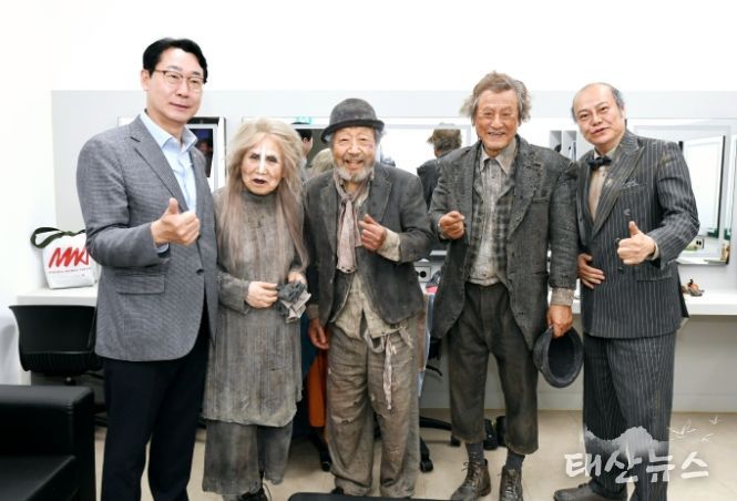 연극 ‘고도를 기다리며’ 공연 격려