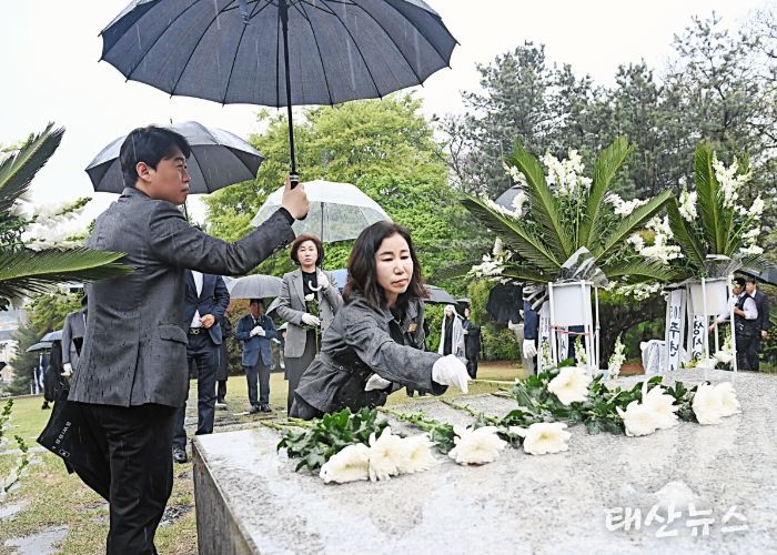헌화하는 화성시의회 김경희 의장