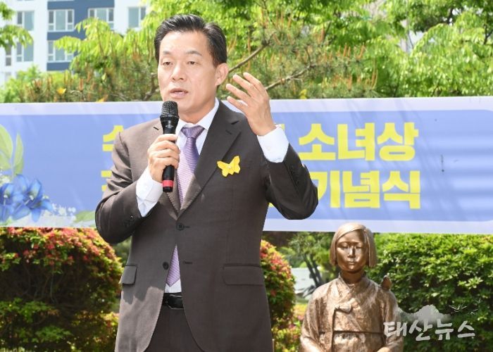 이재준 수원시장이 축사를 하고 있다.