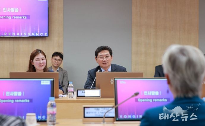 이상일 용인특례시장이 23일 미국 플로리다주 오세올라 카운티 대표단과 간담회에서 인사말을 하고 있다