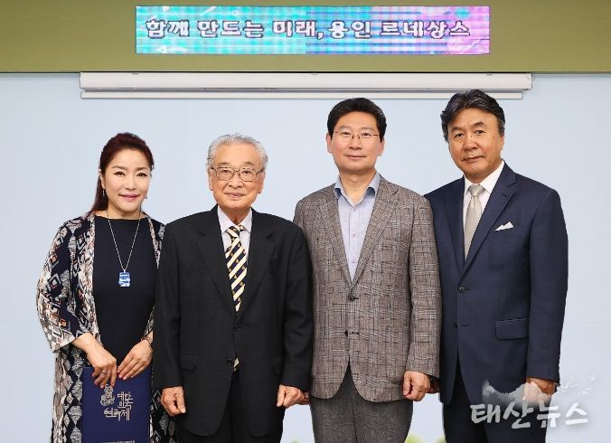 11일 용인특례시청 시장실에서 열린 '제42회 대한민국연극제 용인' 홍보대사 위촉식 참석자들의 모습. (왼쪽부터 배우 이태원, 이순재 명예대회장, 이상일 용인특례시장, 박영규 배우)