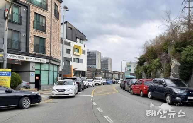 불법 주정차로 통행이 어려운 서농동 일대 전경