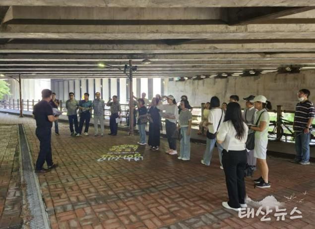 기흥구 주민참여예산 지역회의 위원들이 지난 10일 독정교 하부를 찾아 환경개선사업의 타당성을 확인하고 있다