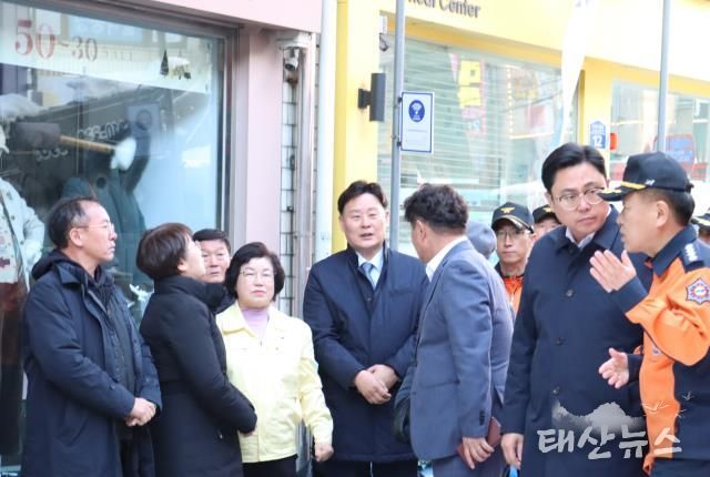 경기도의회 더불어민주당 대표단, 의왕시 도깨비시장 구조물 붕괴 현장 방문