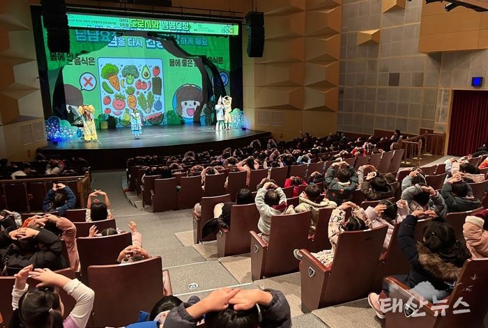용인특례시는 지난 3일부터 5일까지 문화예술원 마루홀에서 어린이들의 올바른 식습관 형성을 돕는 뮤지컬 ‘도로시와 냠냠요정’을 상연했다.