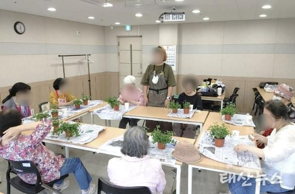 원미노인복지관에서 원예활동 중인 어르신들