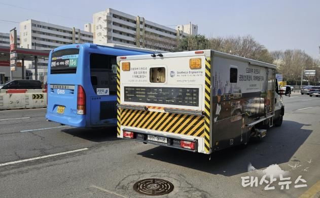 GPR이 장착된 차량으로 지하 공동을 탐지하고 있다.