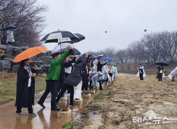 수원시 권선구 새마을지도자협의회, EM흙공 체험부스 운영으로 탄송중립 실천