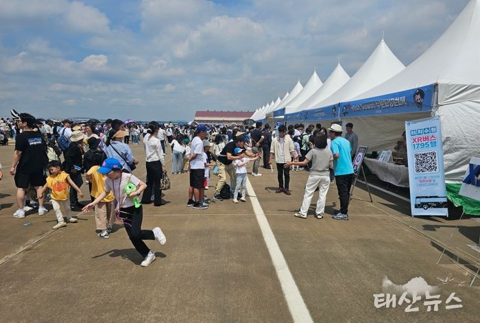 수원시가 ‘공군 스페이스 챌린지 2025 in 수원’에서 홍보존을 운영하고 있다.