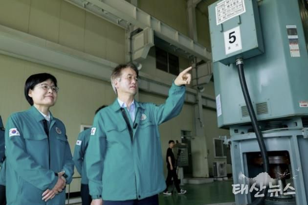 강매배수펌프장 시설 점검 중인 이동환 고양특례시장(오른쪽)