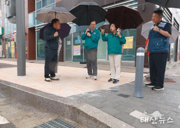 신계용 과천시장이 지정타 린파밀리에 아파트 앞 사거리에서 송영석 LH의왕과천사업본부장과 함께 배수로를 점검 중이다
