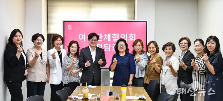 김병수 김포시장이 23일 김포시여성단체협의회(회장 박헌옥)과 정담회를 개최하고, 여성친화도시 지정에 뜻을 모으기로 했다.