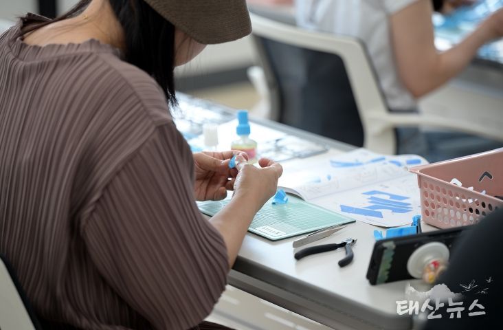 시민들이 안산산업역사박물관에서 자동차 미니어처 제작 프로그램에 참여하고 있다.