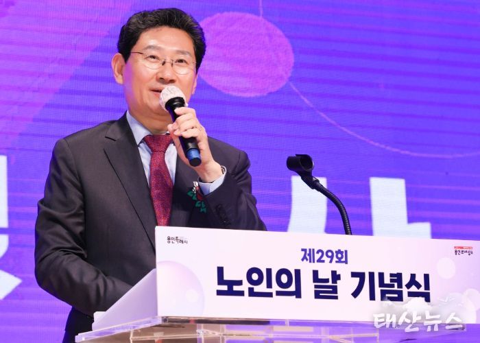 이상일 용인특례시장이 시청 에이스홀에서 열린 '제29회 노인의 날' 기념식에서 축사를 하고 있다.