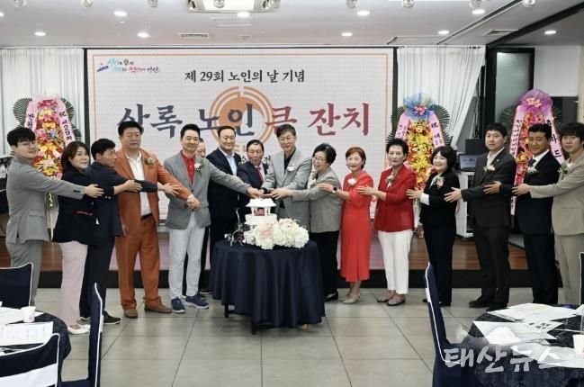 이민근 안산시장을 포함한 상록 노인 큰잔치 참석자들이 케이크 커팅식을 진행하고 있다