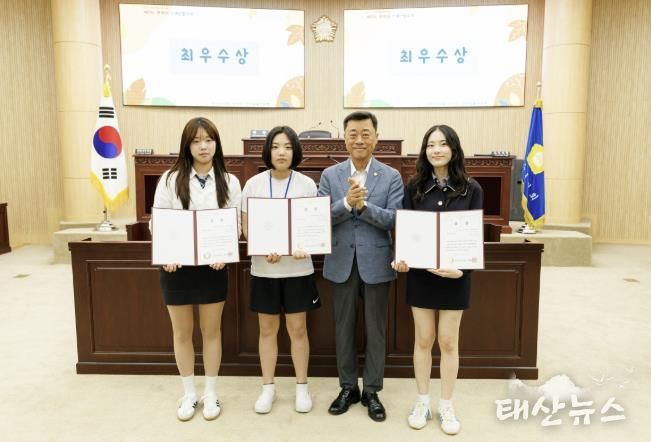 2025 안산청소년의회가 15일 청소년의회 제2차 본회의에서 정책 발표와 평가를 끝으로 활동을 마무리했다. 사진은 이날 본회의장에서 최우수상을 받은 청소년의원들과 김재국 부의장(오른쪽에서 두 번째)의 모습.