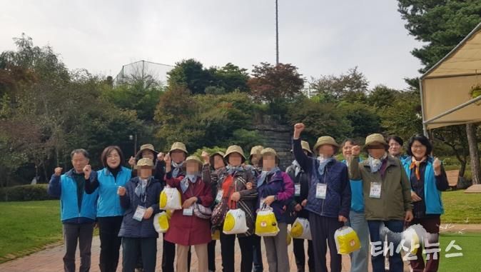 의정부시 신곡2동 지사협, 독거노인 위한 '가을맞이 힐링 나들이'