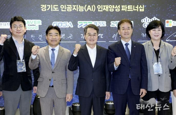 경기 북부 AI캠퍼스 개소식에서 이동환 고양특례시장, 김동연 경기도지사, 김운남 고양시의장이 파이팅을 외치고 있다.