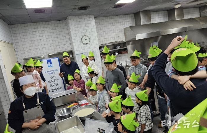 수원시 육아하는 대디들 참가자들이 아이와 함께 체험을 하고 있다.