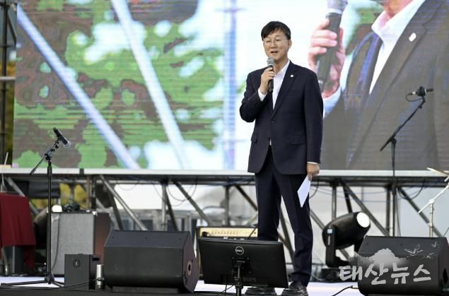 이민근 안산시장이 지난 25일 안산문화광장에서 개최된 ‘제1회 안산시동아리연합축제’에서 인사 발언을 하고 있다.