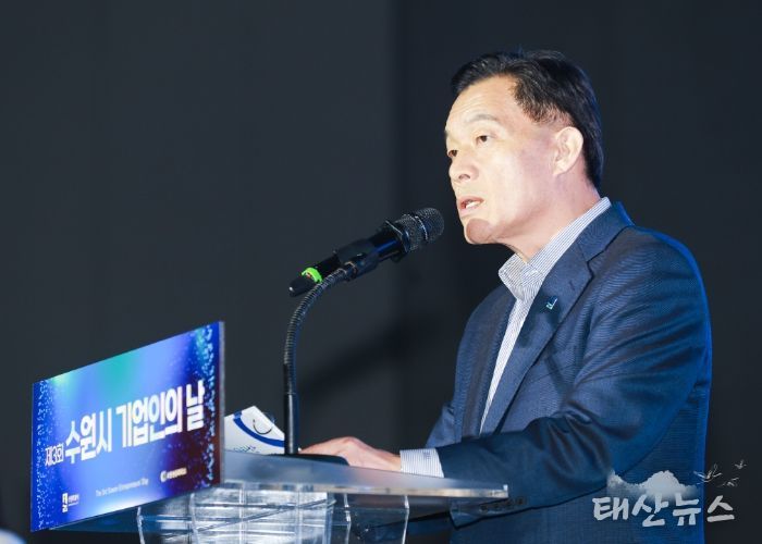 이재준 수원시장이 환영사를 하고 있다.