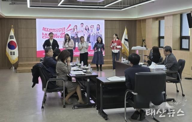 안산시 선후배 공직자 간 소통-멘토 교육에 참여한 7개 팀 중 최종 심사에 오른 '낙(樂)낙(Knock)' 팀원들이 발표를 진행하고 있다.