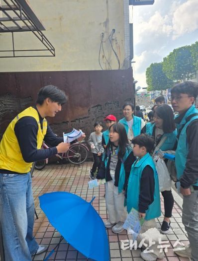지난 25일 ‘수원화성 볼런투어’에 참여한 안성시가족봉사단이 김세환 집터 앞에서 자원봉사의 역사퀴즈를 듣고 있다.
