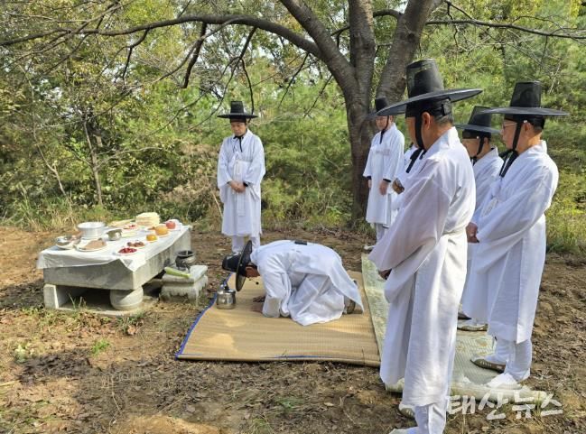 팔곡당산 산신당에서 시의 안녕과 평안을 기원하는 ‘팔곡당산 산신제’를 진행하고 있다.