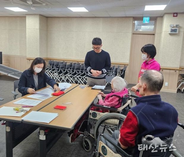 지난 30일 민생회복 소비쿠폰 TF팀이 시립노인요양센터를 방문해 입소 어르신을 대상으로 민생회복 소비쿠폰 신청을 지원하고 있다.